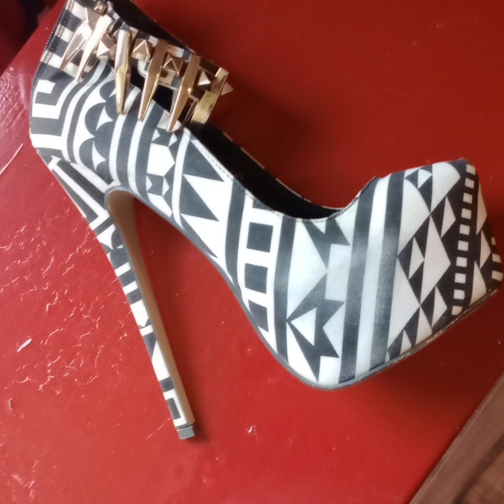 Unique Pumps - Picture 3 of 5